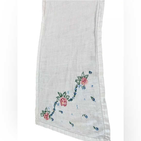 VTG Table Runner Dresser Scarf Floral Needlepoint Hemstitching Edge Cottagecore - Picture 9 of 11